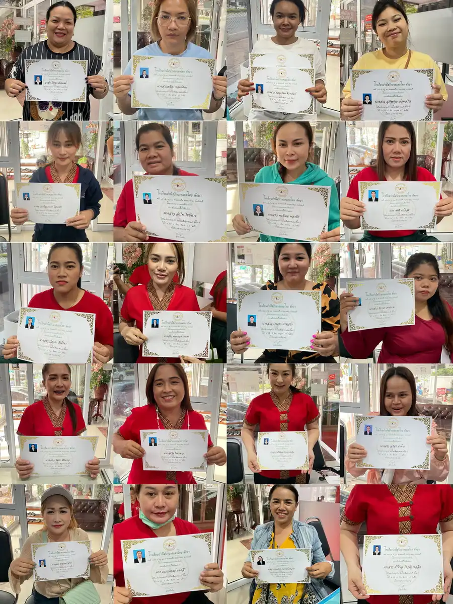 ภาพรวมนักเรียนหลายสิบคนของโรงเรียนสอนนวดโดยหมอไมเคิลถือใบประกาศนียบัตรที่จบแล้ว