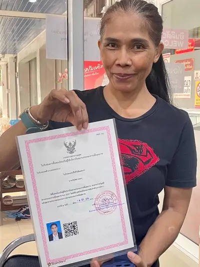 นักเรียนโรงเรียนสอนนวดโดยหมอไมเคิลถือใบขึ้นทะเบียนหมอนวด สพส.14 ใบที่ 1