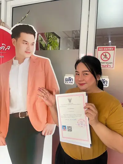 นักเรียนโรงเรียนสอนนวดโดยหมอไมเคิลถือใบขึ้นทะเบียนหมอนวด สพส.14 ใบที่ 2