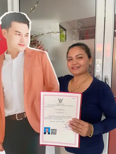 นักเรียนโรงเรียนสอนนวดโดยหมอไมเคิลถือใบขึ้นทะเบียนหมอนวด สพส.14 ใบที่ 4