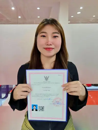 นักเรียนโรงเรียนสอนนวดโดยหมอไมเคิลถือใบขึ้นทะเบียนหมอนวด สพส.14 ใบที่ 5